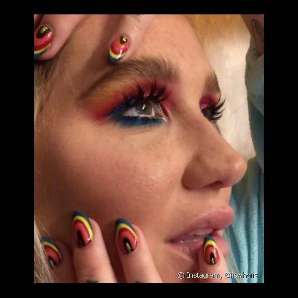 Kesha chamou aten??o em seu Instagram com uma nail art arco-?ris combinando com a maquiagem (Foto: Instagram @iiswhoiis)